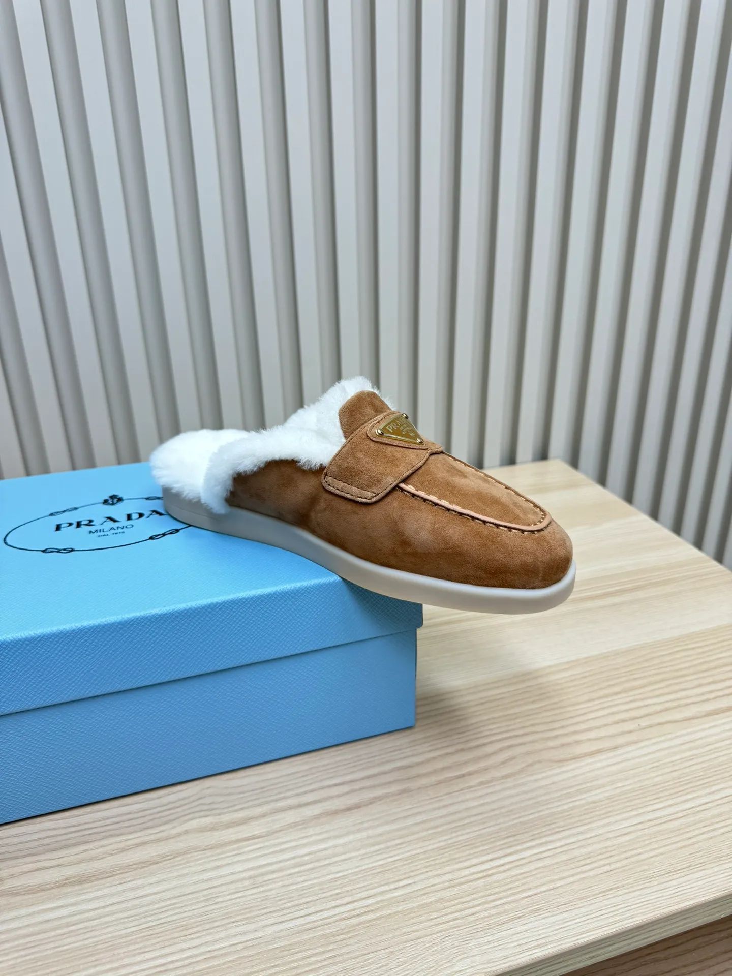 p560 🎉Prada toe-cap wool slippers, officially updated simultaneously, couple models are coming! 💑 Classic triangle buckle design, extremely fashionable. The all-wool lining and feet have excellent thermal insulation properties, allowing you to feel warm even in cold winter days. The comfortable TPU soles are extremely comfortable to wear, as if you are walking on the clouds. 😌 It is an excellent choice whether at home or out. Wear it with your significant other to show off your love and become the focus of street fashion. 💖This winter, let Prada toe-toe wool slippers accompany you, combining warmth and fashion. Come and get it now! 🛍️ Fabric: Imported frosted cowhide Lining: One-piece sheepskin imported from Australia Outsole: Original Tpu absorbent film outsole Female size: 35～41 (41 customized) Male size: 39～45 (45 customized)